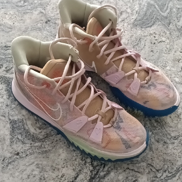 Men\'s  Size 9.5 Nike Kyrie 7, 1 World 1 People main image 6